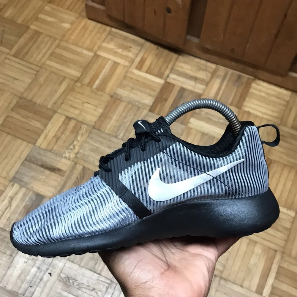 Nike Roshe Run Flight Weight “Black Silver”